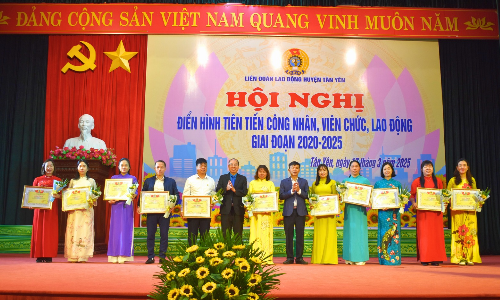 Tân Yên: Tuyên dương hơn 100 tập thể, cá nhân lao động điển hình tiên tiến